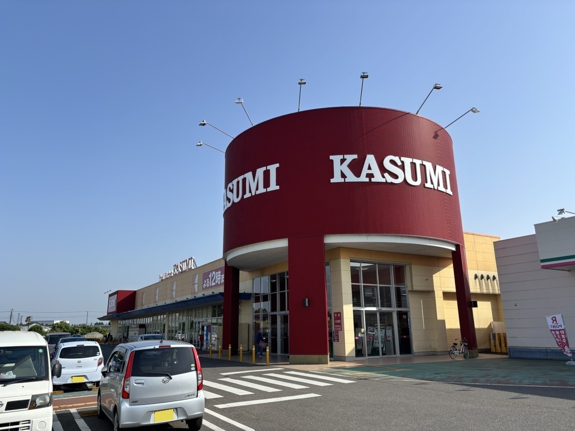 カスミ　八街朝日店まで約2.3km（車で約4分）　午前９時から深夜０時まで営業しております。
お仕事で、帰りが遅くなっても利用できます。