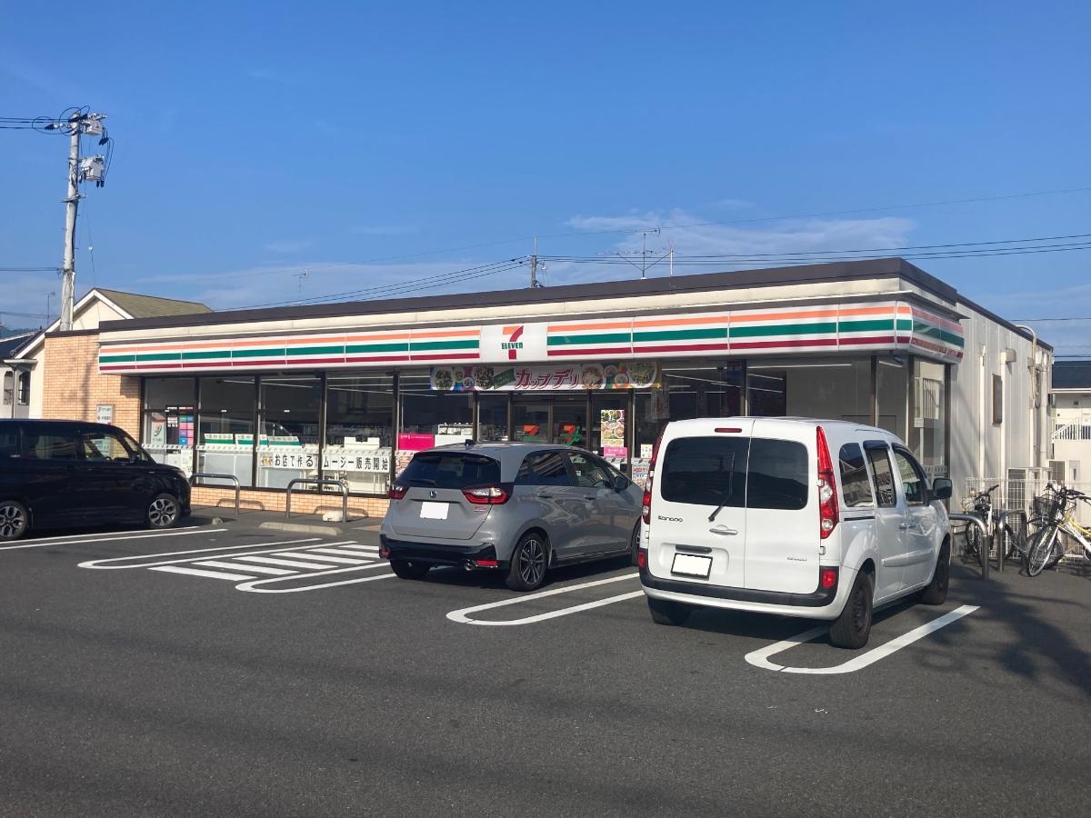 セブンイレブン　津山小原店まで約332m　急なお買い物に便利です。惣菜・冷凍食品も充実してます！お忙しい中での奥様の時短に一役買ってくれそうです。
