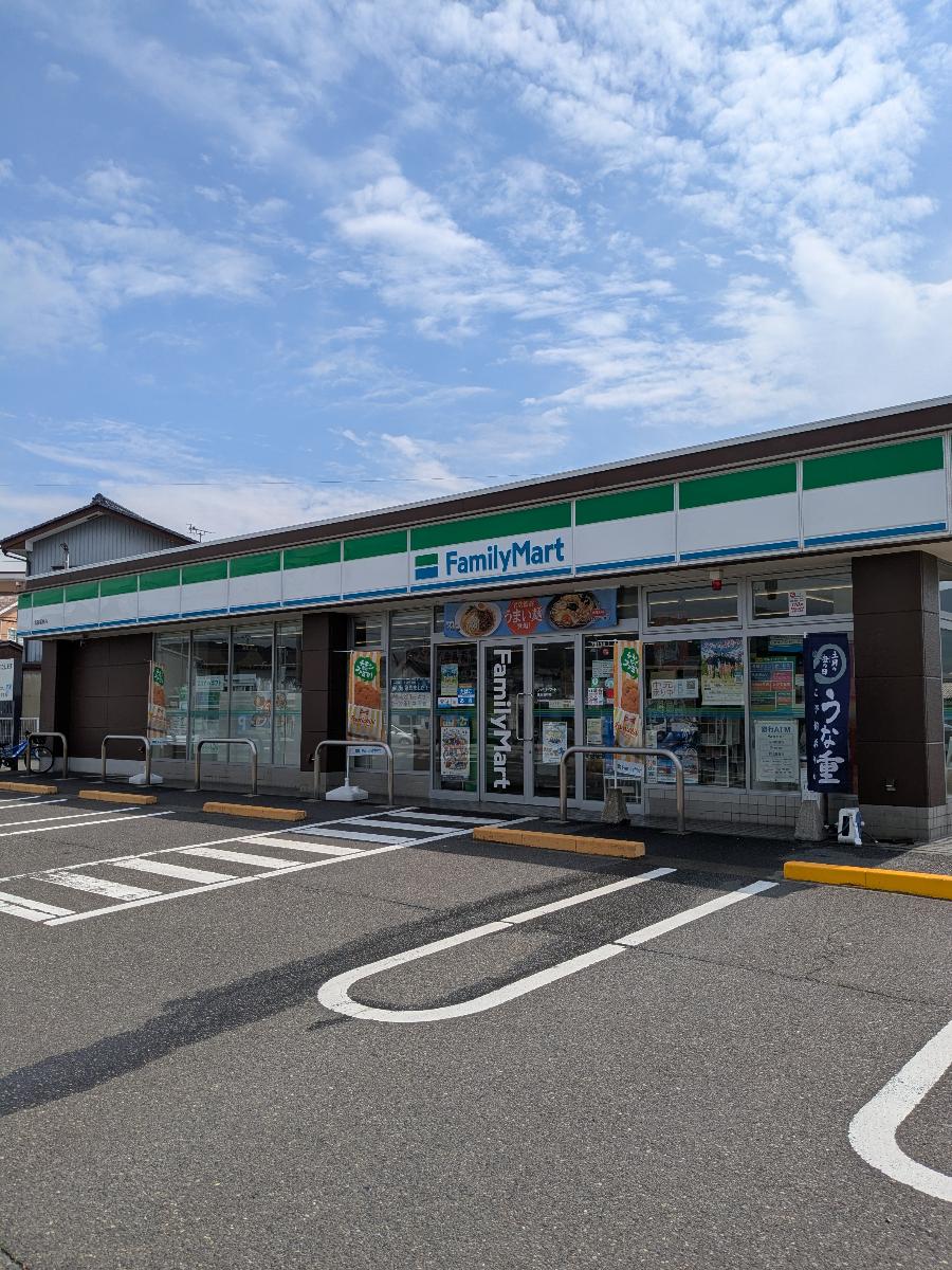 ファミリーマート石本金山店まで約400m（車で約2分）　24時間営業です。