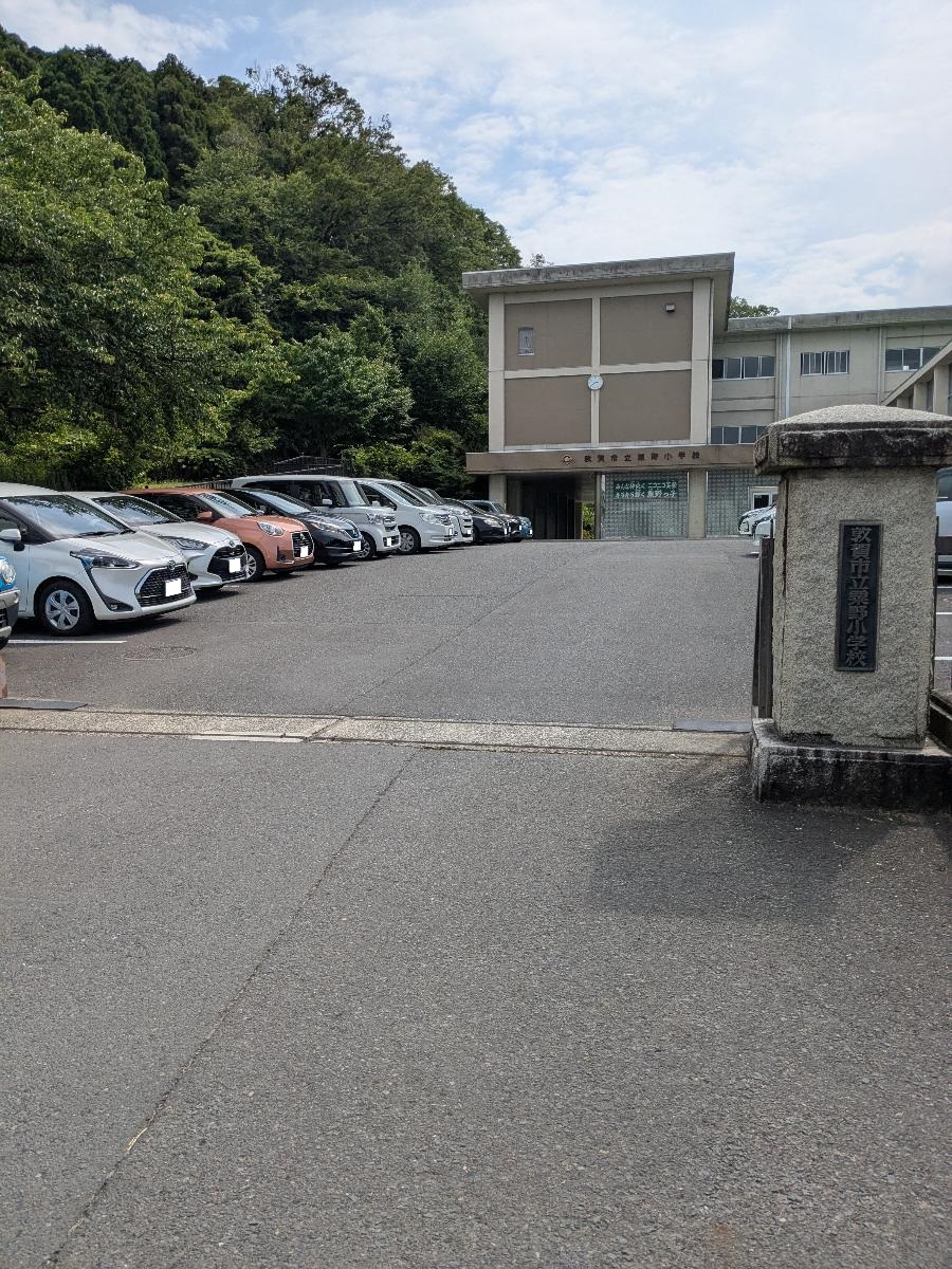 粟野小学校まで約900m（徒歩12分）　徒歩での通学しやすい距離ですね。