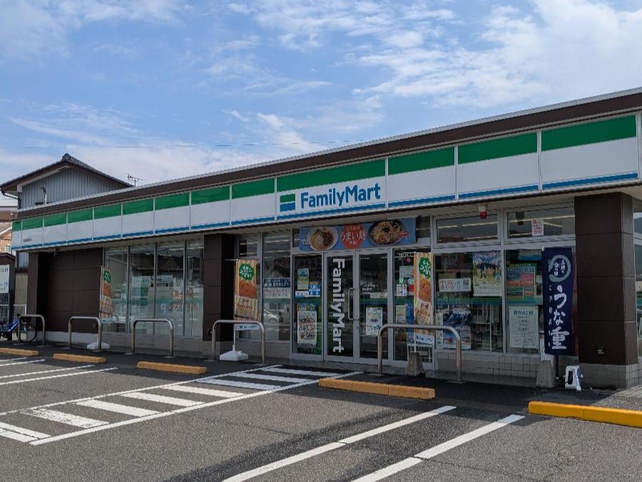 ファミリーマート石本金山店まで約400m（車で約2分）　24時間営業です。