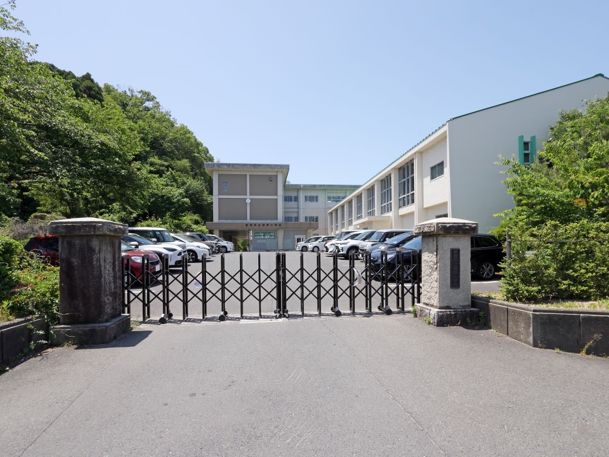 粟野小学校まで約937m（徒歩12分）　低学年のお子様にも通いやすい距離です。ママもパパも安心してお子様を送り出せますね。