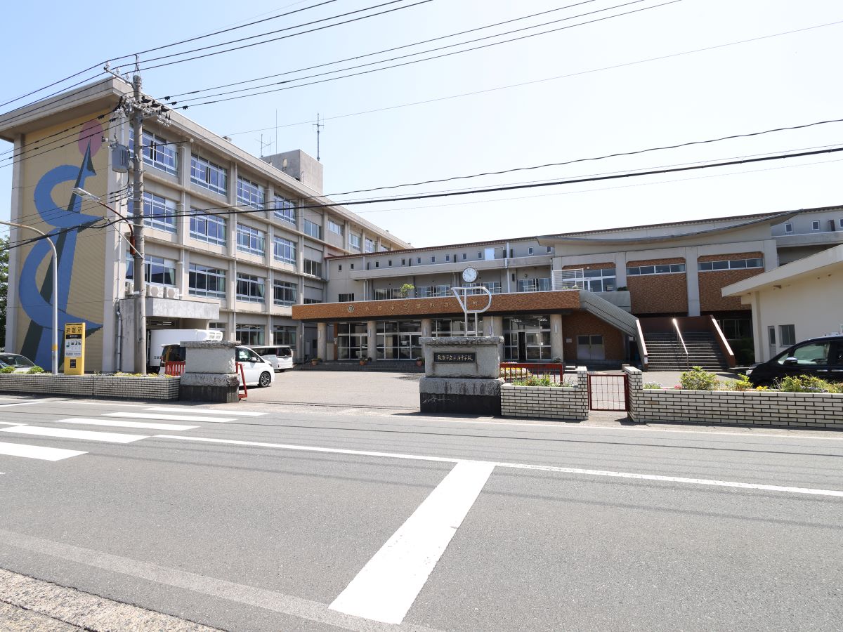 粟野中学校まで約687m（徒歩9分）　のびのびとした教育環境が魅力の粟野中学校。毎日の通学路も歩きやすく、お子様を安心して送り出せる環境です。