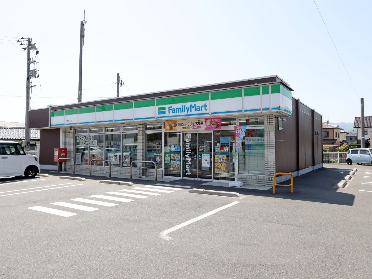 ファミリーマート石本金山店まで約440m（車で約2分）　急なお買い物に便利。惣菜・冷凍食品も充実！お忙しい中での奥様の時短に一役買ってくれそうです。