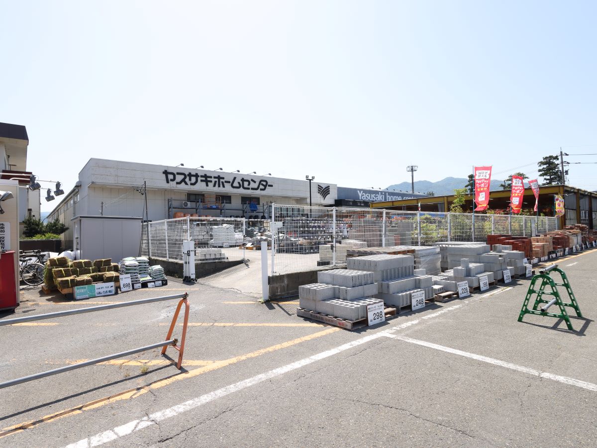 ヤスサキホームセンター 敦賀店まで約687m（徒歩9分）　品揃えが豊富で、色々揃うホームセンターです。ペット関係やお花、DIY関係も充実しており、見ているだけで楽しいお店です。