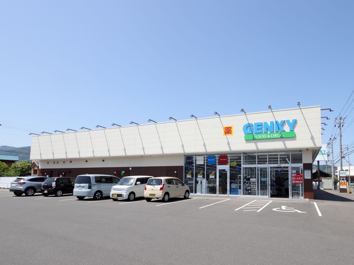 ゲンキー粟野店まで約737m（徒歩10分）　ドラッグストアが近くにあるのは便利ですよね。オムツや日用品、冷凍食品などなんでもそろいます。