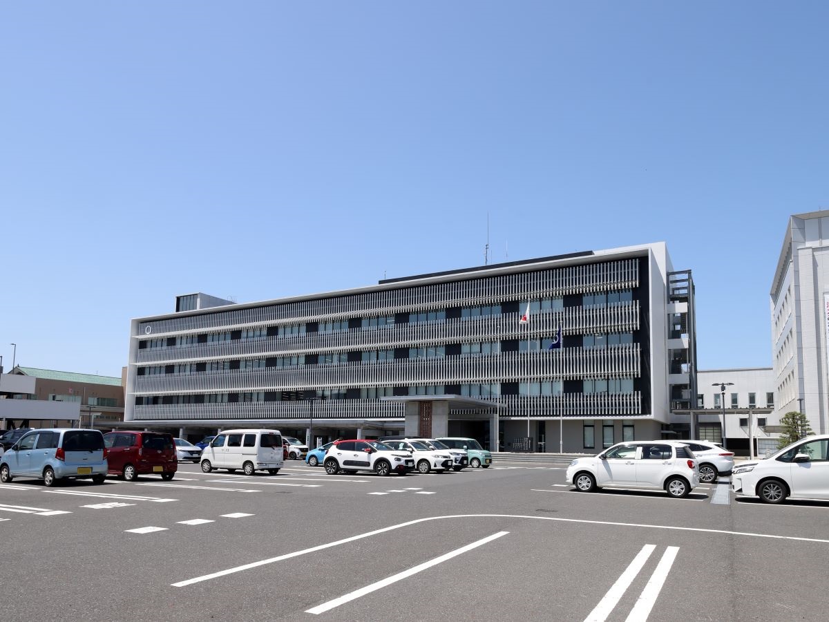 敦賀市役所まで約3.5km（車で約8分）　各種相談、住民票所得や印鑑証明発行などの手続きがスムーズにできます。相談窓口が近くにあると便利ですね。