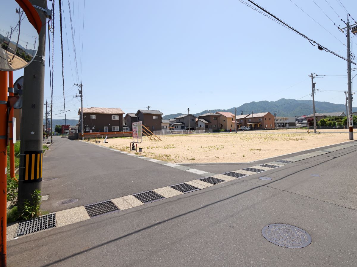 分譲地北西より撮影。北側・西側道路の様子です。　