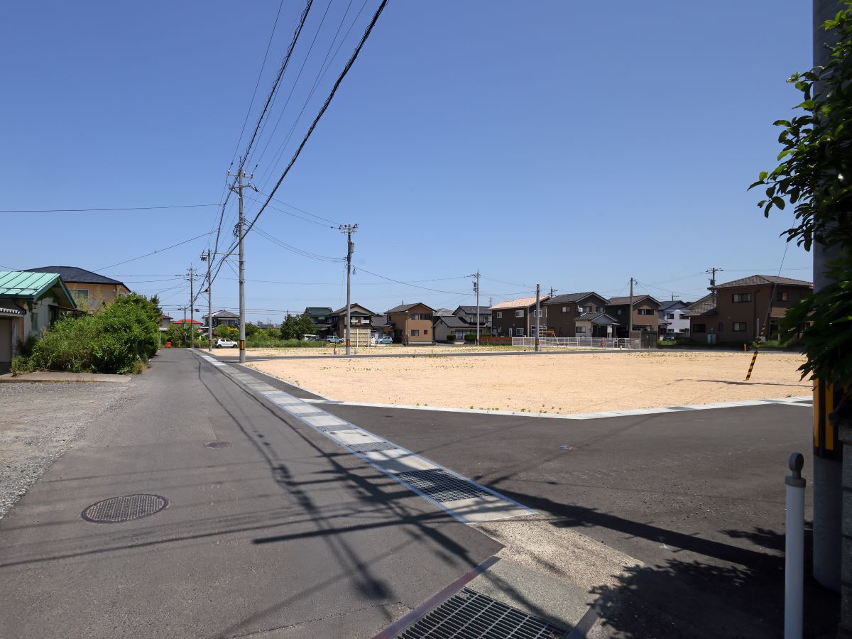 分譲地南西より撮影。西側道路の様子です。　