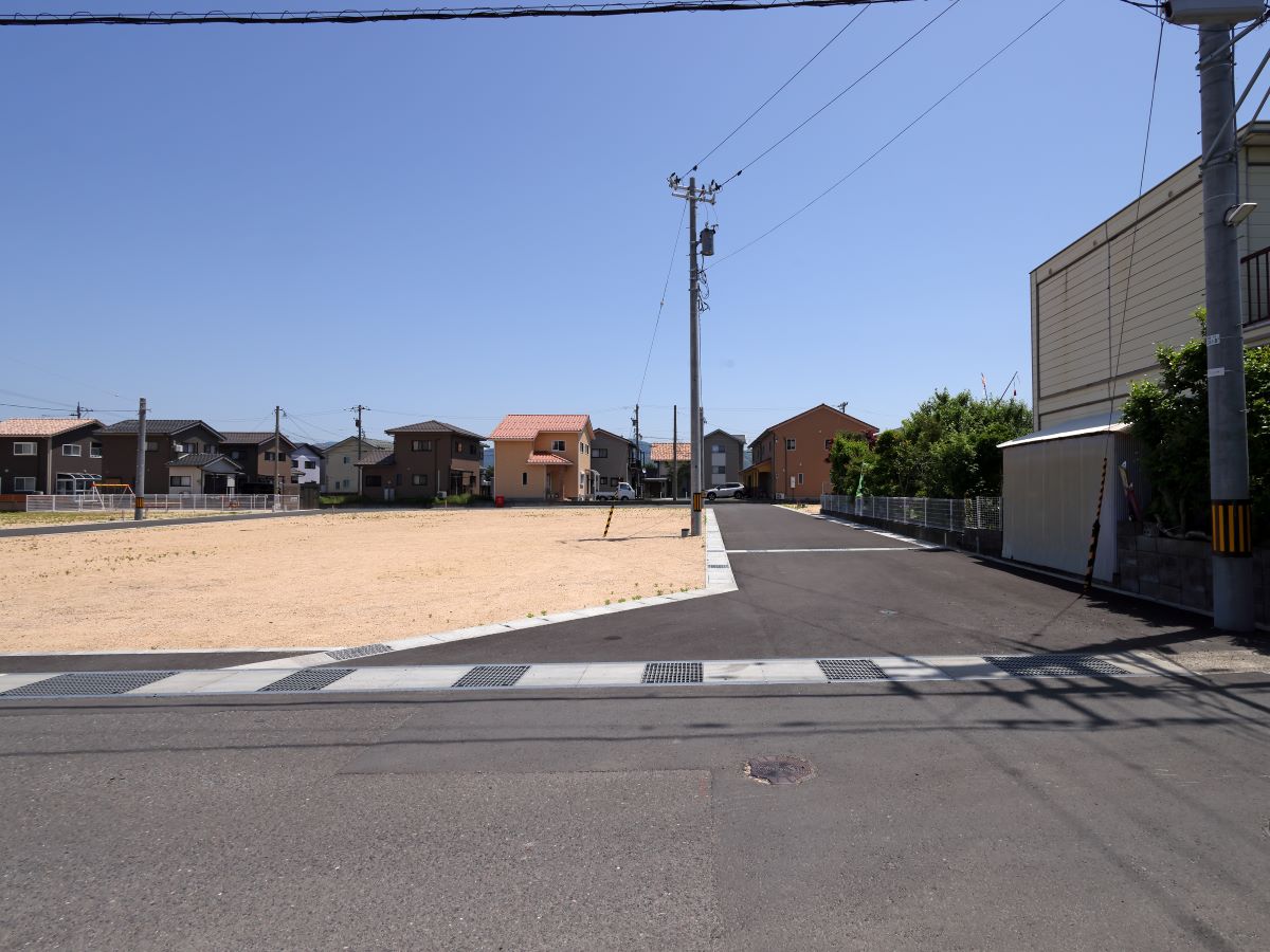 区画13付近から東に向かって撮影した前面道路の様子です。　