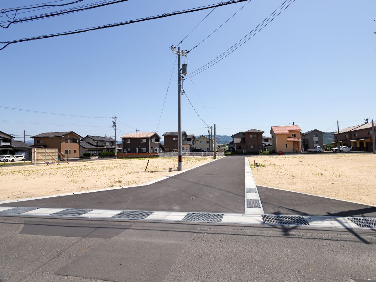 イイコトテラス櫛林は、住まうご家族みんなで創り上げる特別な空間です。<BR>まとまった分譲地だからこそ実現できる統一感のある街並みが、日常を素敵に彩ります。ご近所同士で自然と挨拶が交わされる良好な関係性もポイント。ここから、17通りの幸せな日々が始まります。
