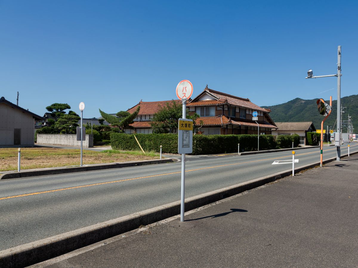 出雲市バス「大塚町」バス停まで約250m～270m（徒歩4分）　大寺線の停留所です。出雲市駅などへアクセスできます。※最新の時刻表は運行会社様のHPなどをご確認ください。