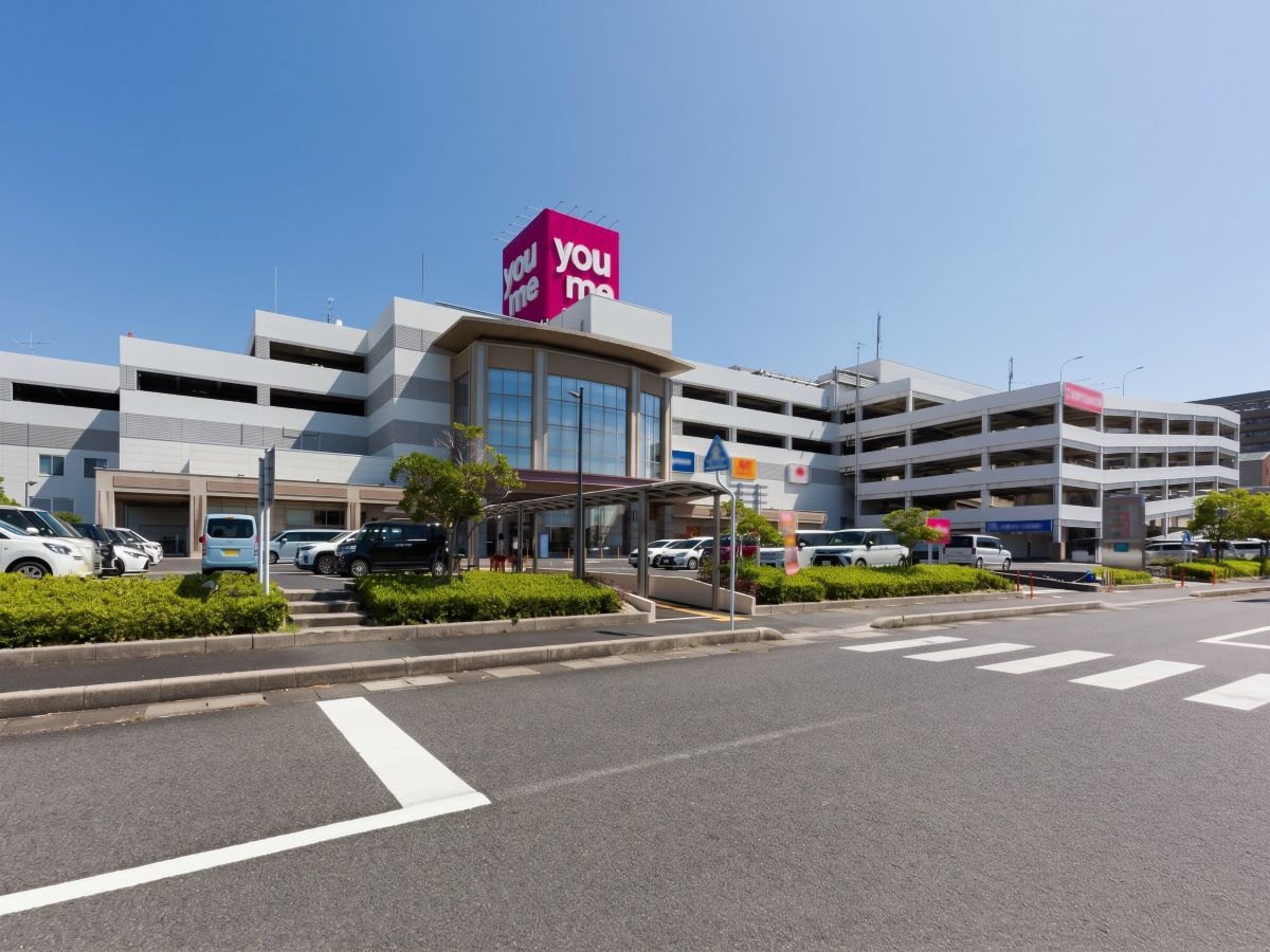 ゆめタウン 出雲まで約2.1km（徒歩27分／車で約7分）　98の専門店とスーパーからなるショッピングモールです。ショッピングはもちろん、飲食や映画も楽しめるので週末のおでかけにぴったりですね♪【営業時間】食品売場9:30～21:00　※その他の営業時間は公式HPをご確認ください。