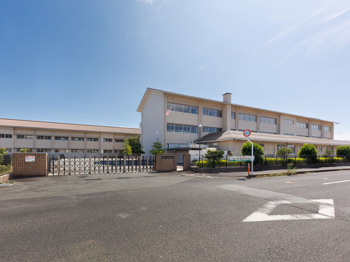 出雲市立四絡小学校まで約310m～330m（徒歩4分～5分）　学校教育目標は「ふるさとを愛し 夢に向かって しなやかに生きる 子どもの育成」です。学校のブログでは、子どもたちの日々の様子を発信しています！