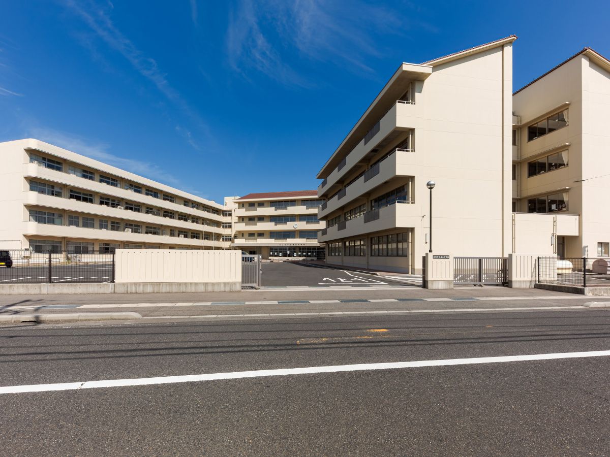 出雲市立第三中学校まで約610m～630m（徒歩8分）　「敬愛・自主・協同」を校訓に掲げ、誰にとっても居心地のよい学校を目指している学校です。