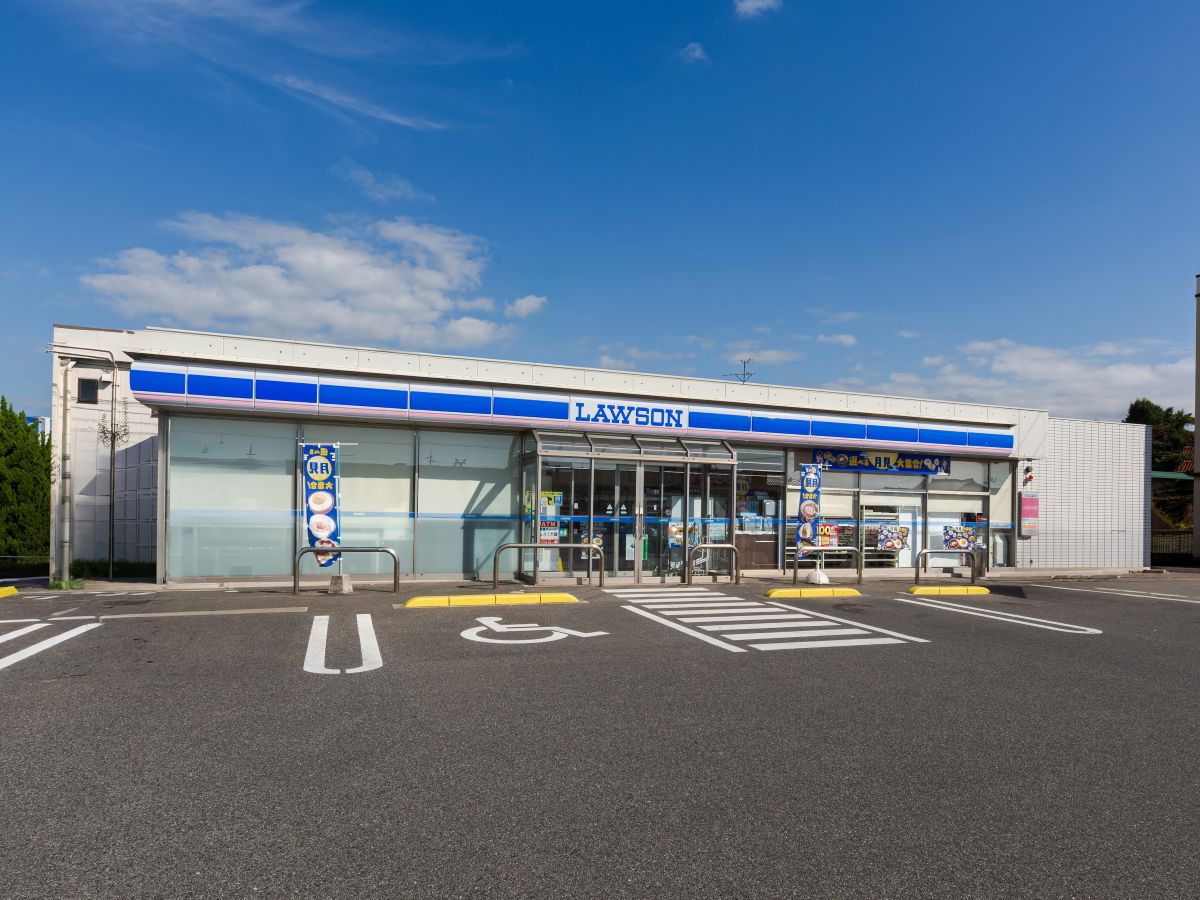 ローソン出雲小山町店まで約910m～930m（徒歩12分）　24時間営業なので、深夜の急なお買い物にもすぐ対応できます！暮らしの利便性をグッと高めてくれますね。