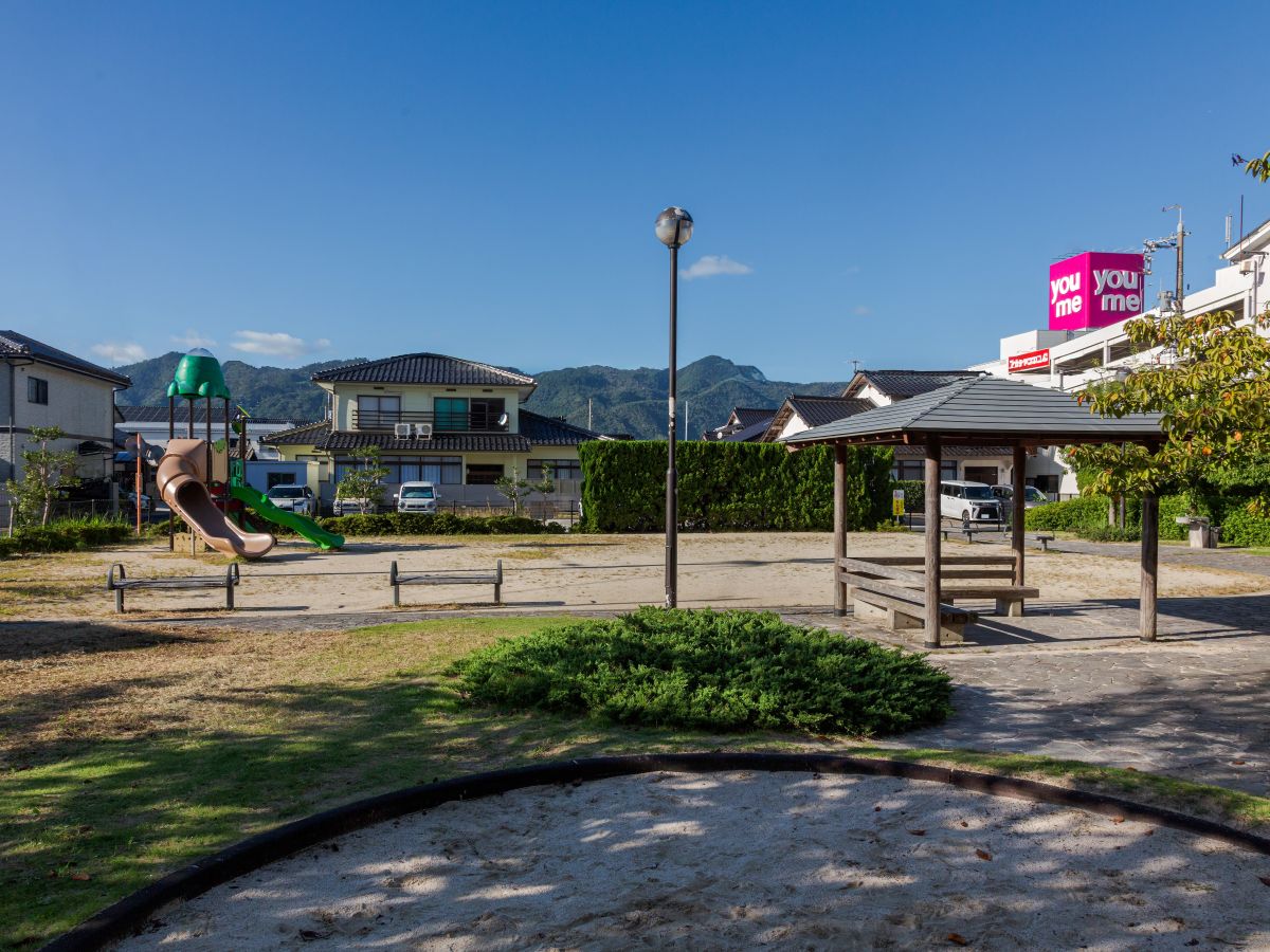 姫原北公園まで約610m～630m（徒歩8分）　コンビネーション遊具や砂場、トイレなどが設置されている公園です。公園の周囲や中には桜の木が植えられているので、春にはお花見も楽しめそうです♪