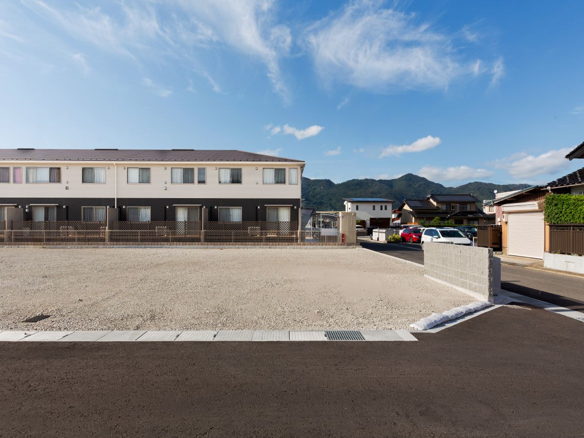 区画5：176.45㎡(53.37坪)　南側と東側が道路に面した角地です！風通しや日当たりが良さそうですね！　