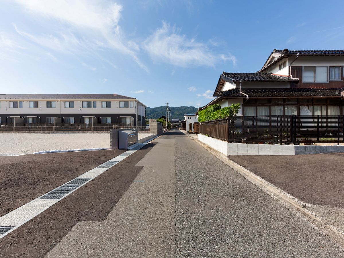 区画5の東側道路です。車通りが落ち着いていて小さなお子様のいるご家庭も安心ですね☆　
