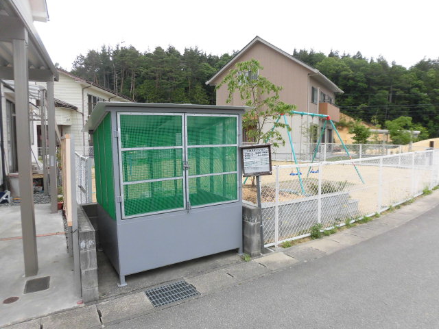 高山市下岡本町 モデルハウス ゴミステーションまで約60m（徒歩1分）　しっかりとしたゴミステーションなので、ゴミを荒らされることなく清潔です。