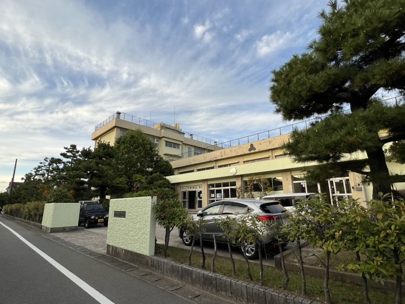 新潟市東区石山２丁目 モデルハウス 新潟市立石山中学校まで約750m（徒歩10分／車で約2分）　昭和22年創立。人気の中学校区。