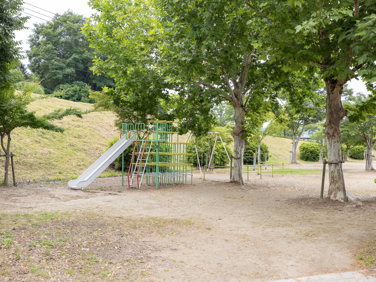 知原公園まで約270m～290m（徒歩4分）　ブランコやシーソーなどの遊具やベンチ、広場がある公園です。近所にあるので、ご家族で気軽に遊びにいけます♪