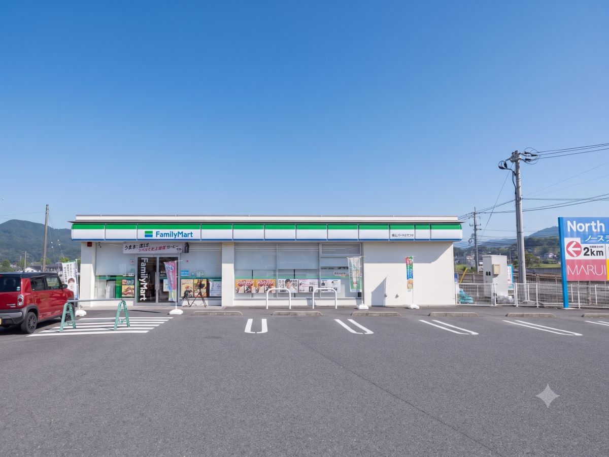 ファミリーマート　津山ノースタウン店まで約450m～500m（徒歩6分～7分／車で約5分）　24時間営業なので、日々の生活のすぐそばにあると安心感が違いますよね。