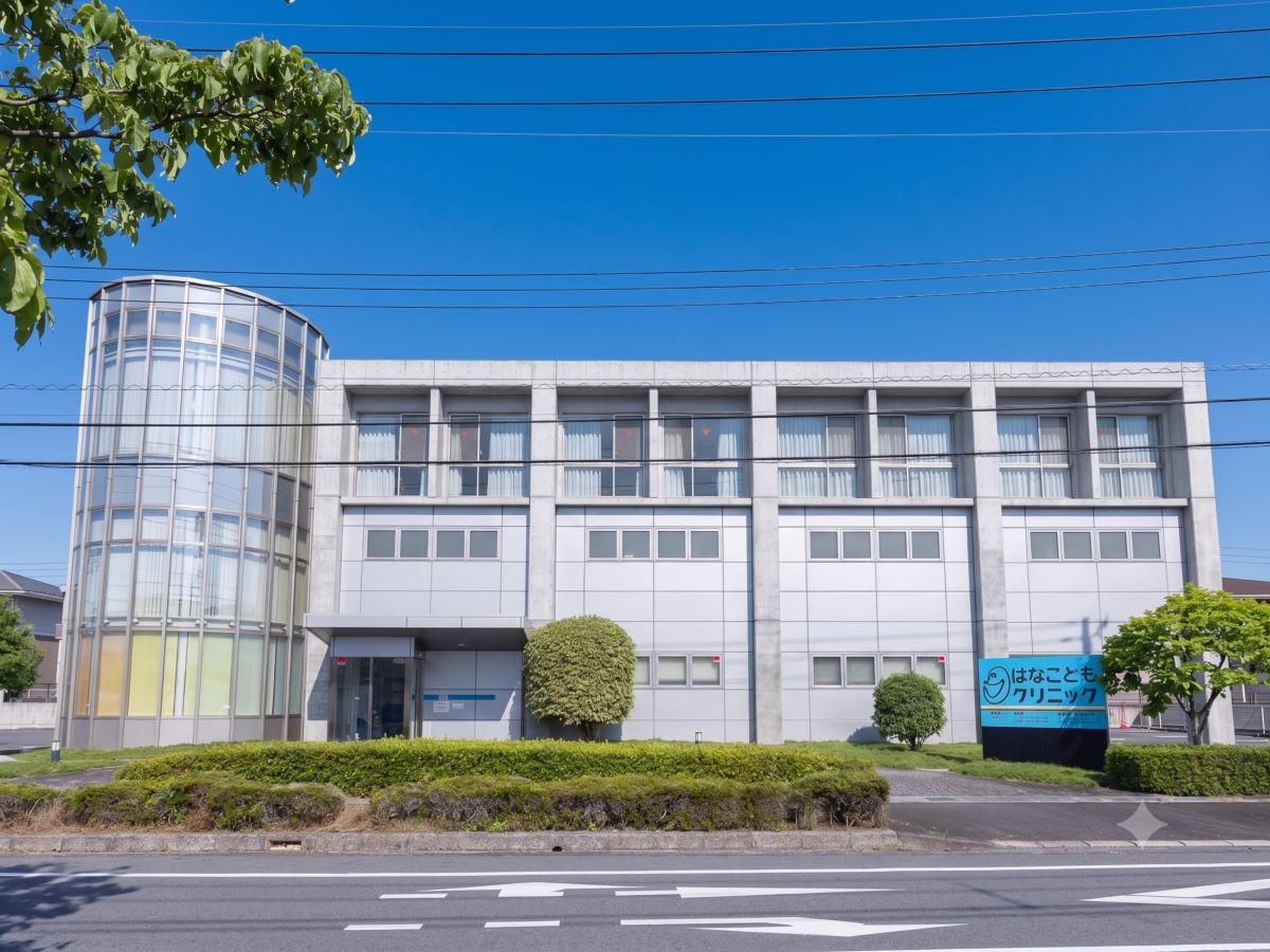 医療法人 はなこどもクリニックまで約450m（徒歩6分／車で約2分）　診療科目は、内科・小児科。小児科が近くにあり、お子様の急な発熱時にも安心です。