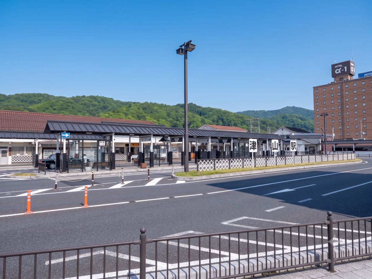 津山駅まで約6.4km（車で約16分）　津山線、姫新線、因美線が集まるターミナル駅です。綺麗に整備された駅前広場や周辺の商業施設が魅力です。