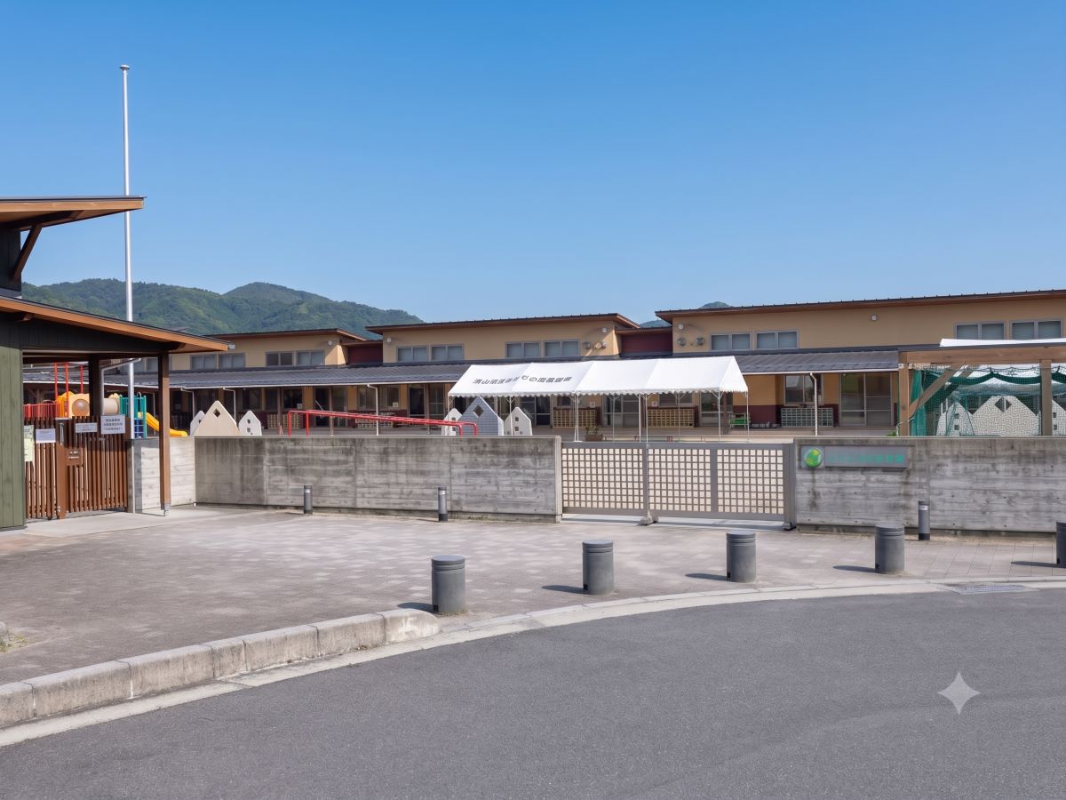 みどりの丘保育所まで約1km（徒歩13分／車で約4分）　季節に合わせた行事がたくさんあります。老人クラブ等との交流があり、地域との交流を大切にしています。