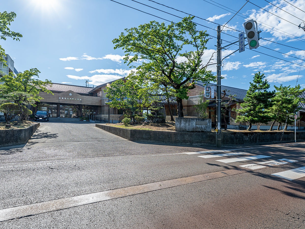 三条市立月岡小学校まで約950m(徒歩12分) 低学年のお子様でも歩ける距離なので安心ですね。