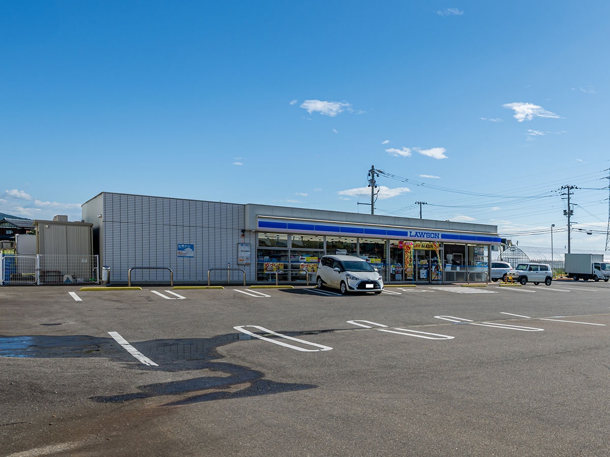 ローソン三条新保店まで約750m(徒歩10分) 24時間営業なのでいざと言う時に行けて安心ですね!