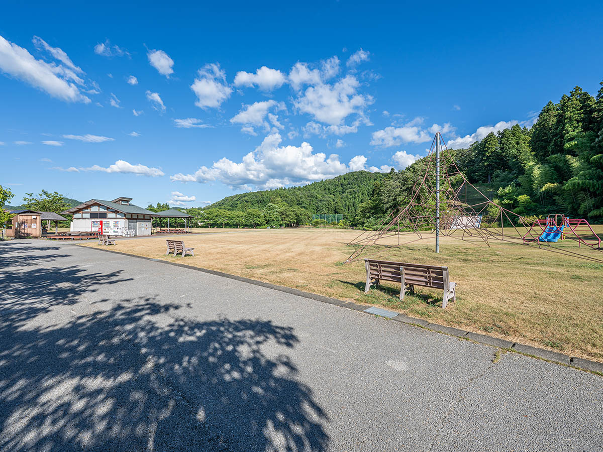三条市総合運動公園(槻の森運動公園)まで約2.7km(車で約6分) パール金属スタジアムではプロ野球や高校野球などが開催されます。サッカー場、アスレチック、バーベキュー広場もあり三条市のスポーツレクリエーションの拠点です。