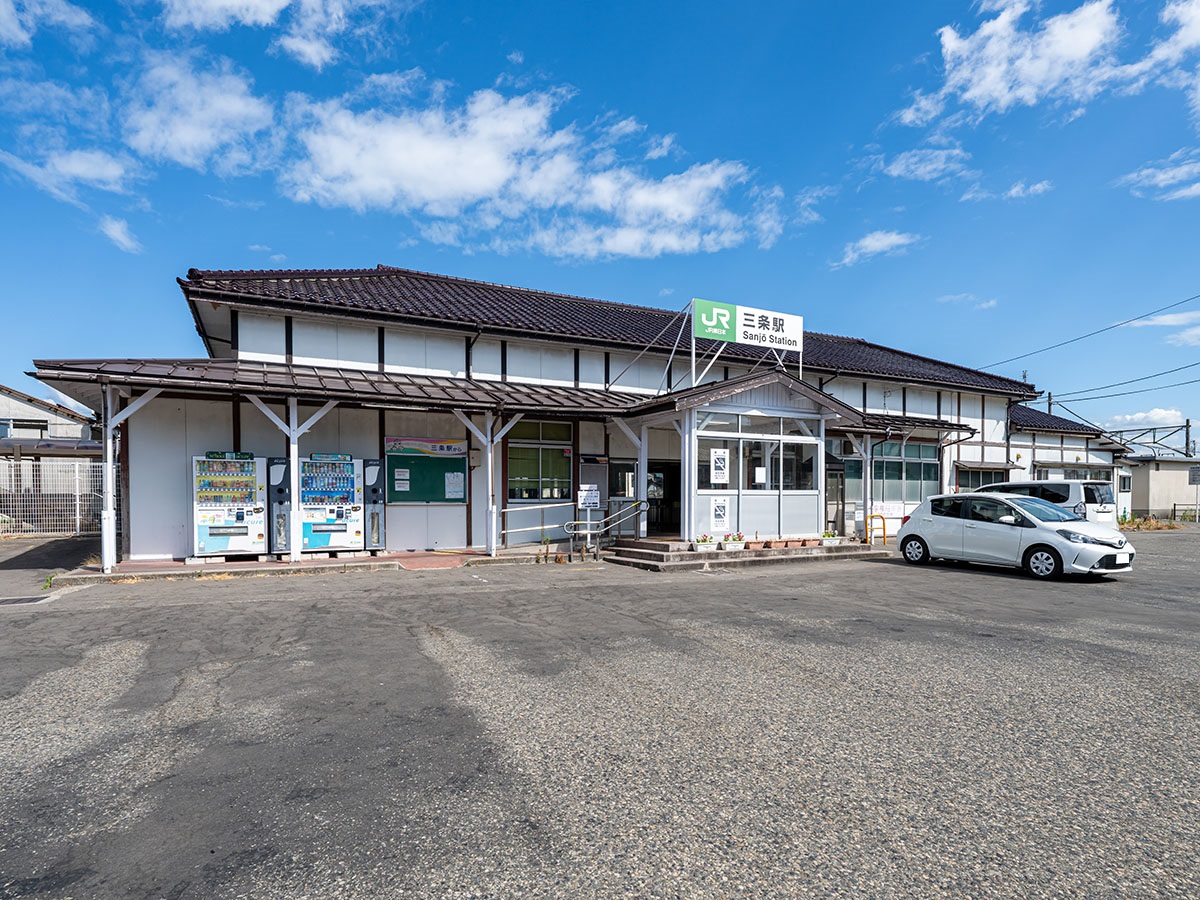 JR三条駅まで約1km（徒歩13分）　新潟市や長岡市への通勤、通学にとても便利です。
新潟駅まで普通列車で約50分、長岡駅まで普通列車で約25分です。