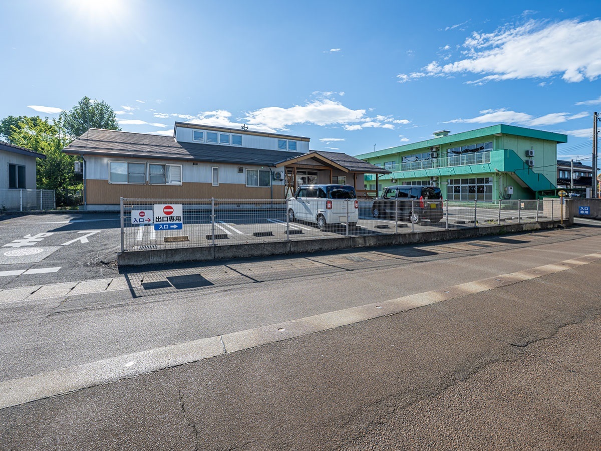 月岡保育所まで約2.2km（車で約5分）　共働きの方にも安心です。