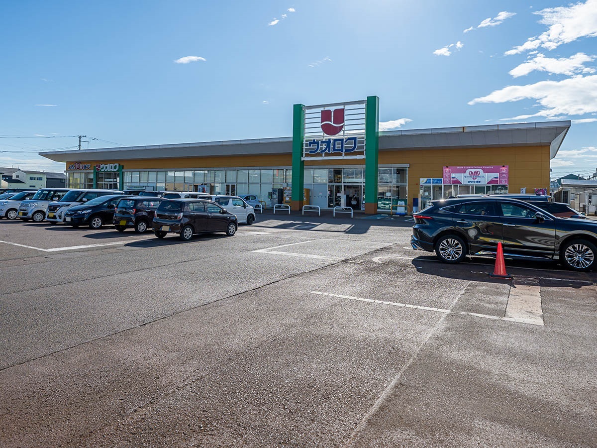 ウオロク 東新保店まで約550m（徒歩7分）　徒歩圏内の大型スーパーで夜10時まで営業しています。
2025年9月にリニューアルオープンしました。