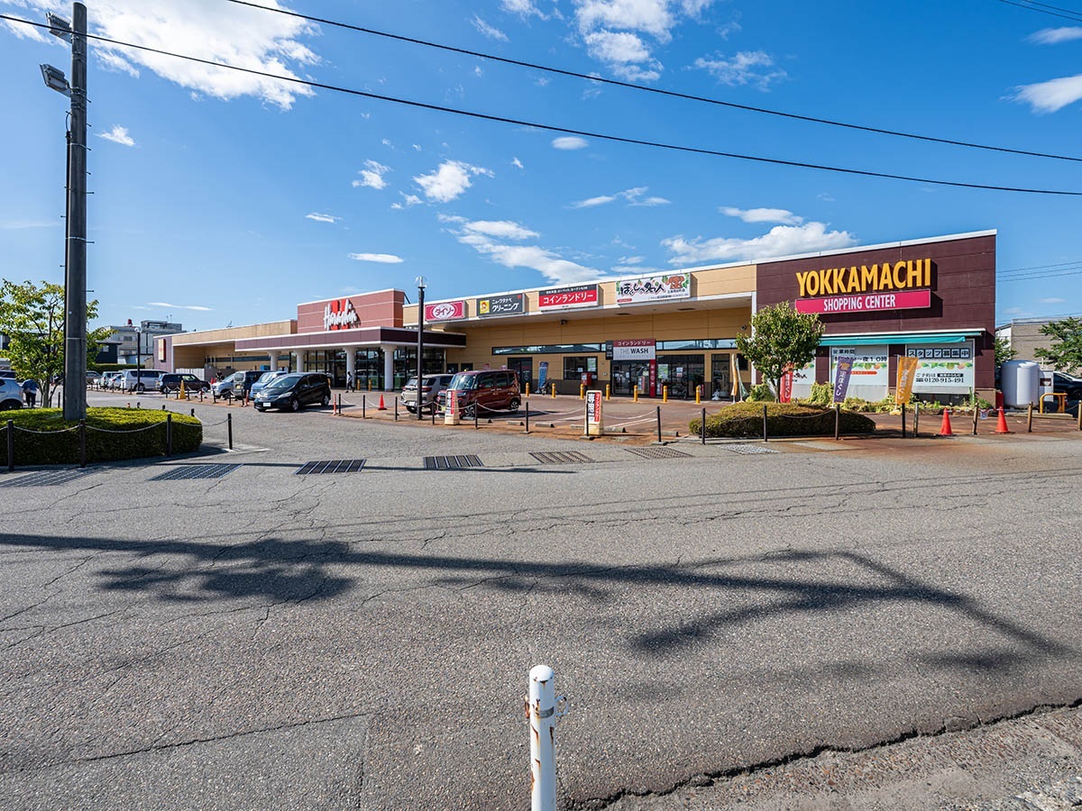 原信 四日町店まで約1.5km（徒歩19分／車で約5分）　大型スーパーで深夜0時まで営業しています。