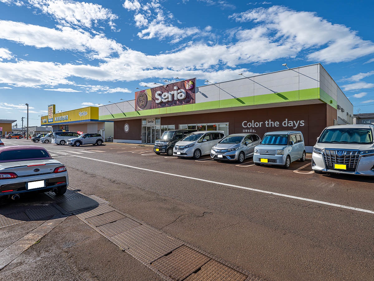 Seria ウオロク東新保店まで約450m（徒歩6分）　100円ショップも近いです！