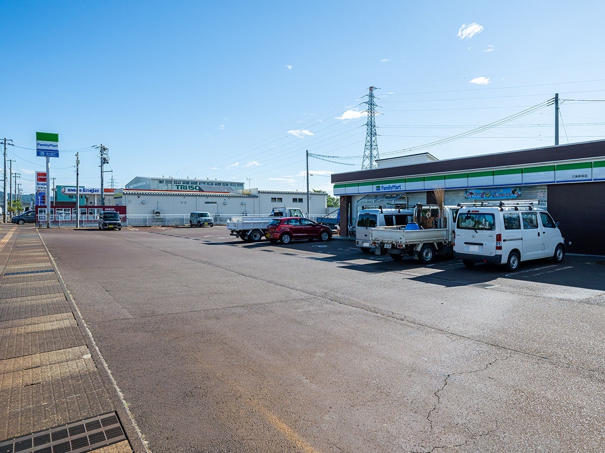 ファミリーマート 三条新保店まで約450m（徒歩6分）　24時間営業、徒歩圏内のコンビニです。