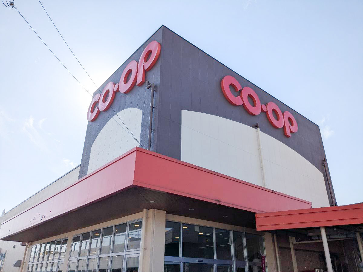 コープみやざき赤江店まで約800m（徒歩10分）　スーパーが近くにあると急な買い出しに便利です。