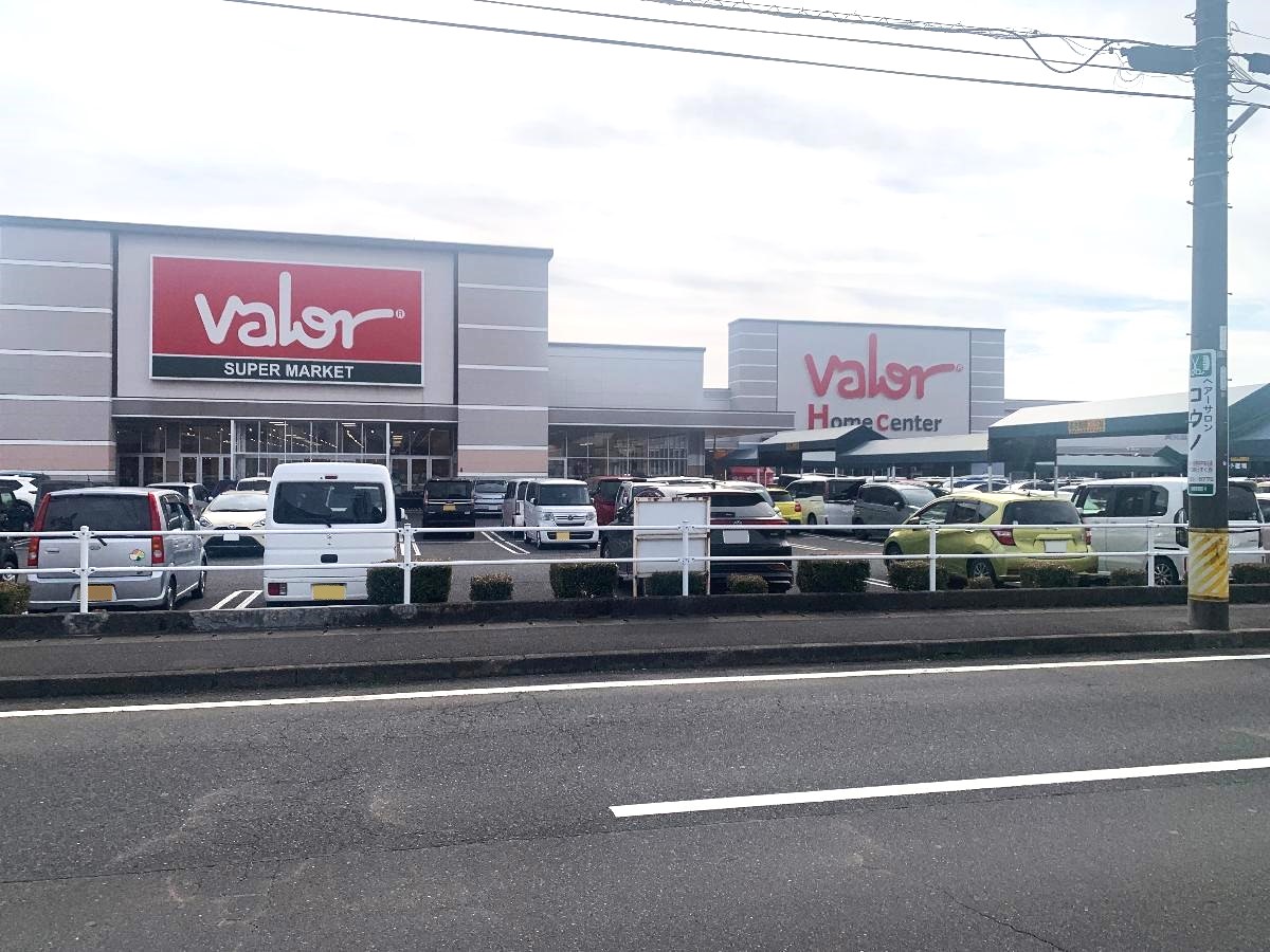 スーパーマーケットバロー　各務原中央店まで約1.2km（徒歩15分）　新鮮な生鮮食品が並んでいます。豊富な品揃えが魅力です。営業時間は平日10：00～21：00、土日9：00～21：00です。
