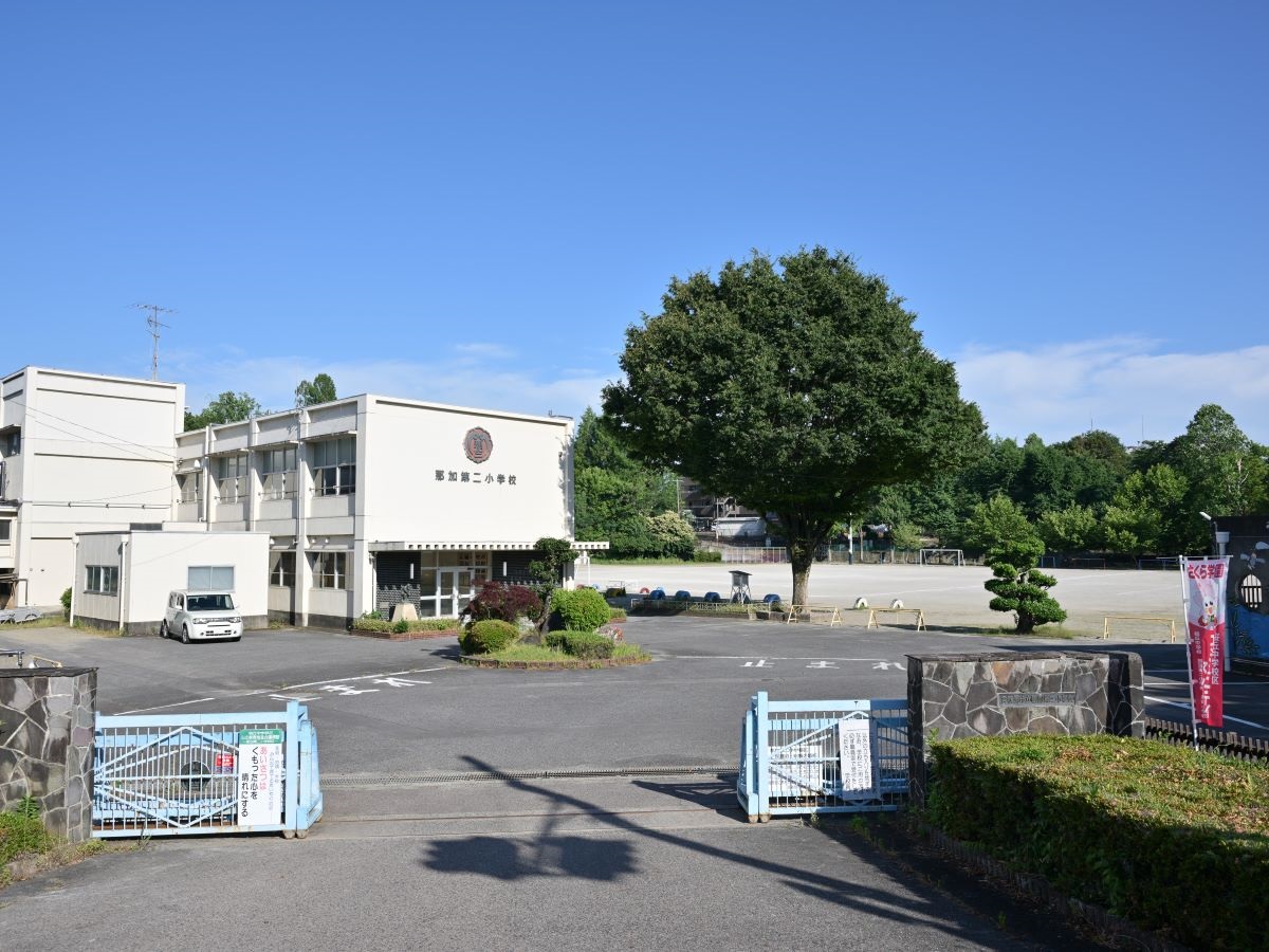 各務原市立那加第二小学校まで約1.5km（徒歩19分）　学校まで少し距離はありますが、体力がつき、登下校にお友達とお話しをしながら通うのも楽しみですね！