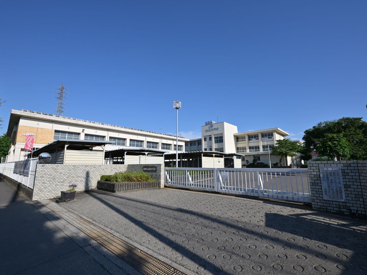 桜丘中学校まで約700m（徒歩9分）　中学校が近くにあり通学が安心です。