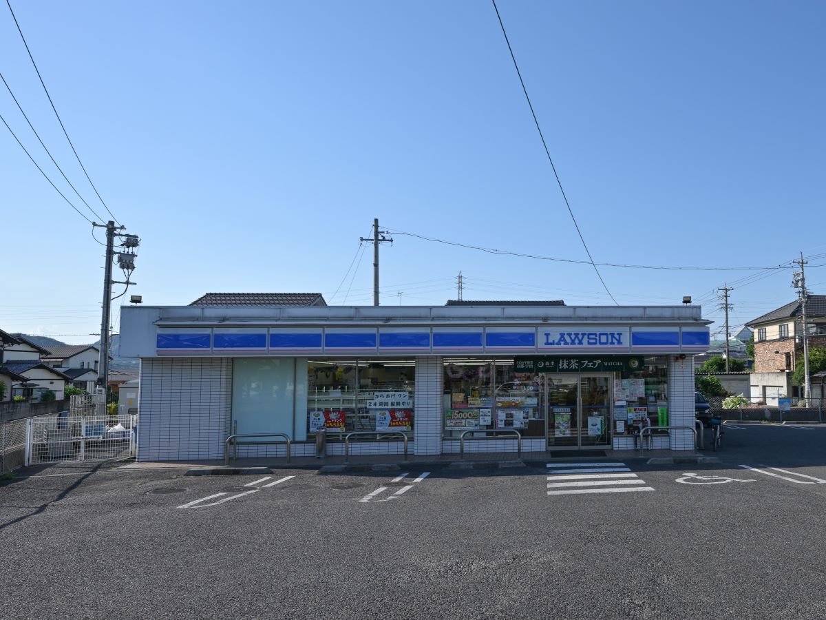 ローソン各務原入会町店 まで約130m～170m（徒歩2分～3分）　24時間営業。急な買い物にもすぐ行けて便利です。