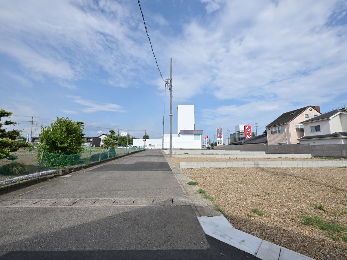 北側道路は約6m！車の出し入れも安心です！　