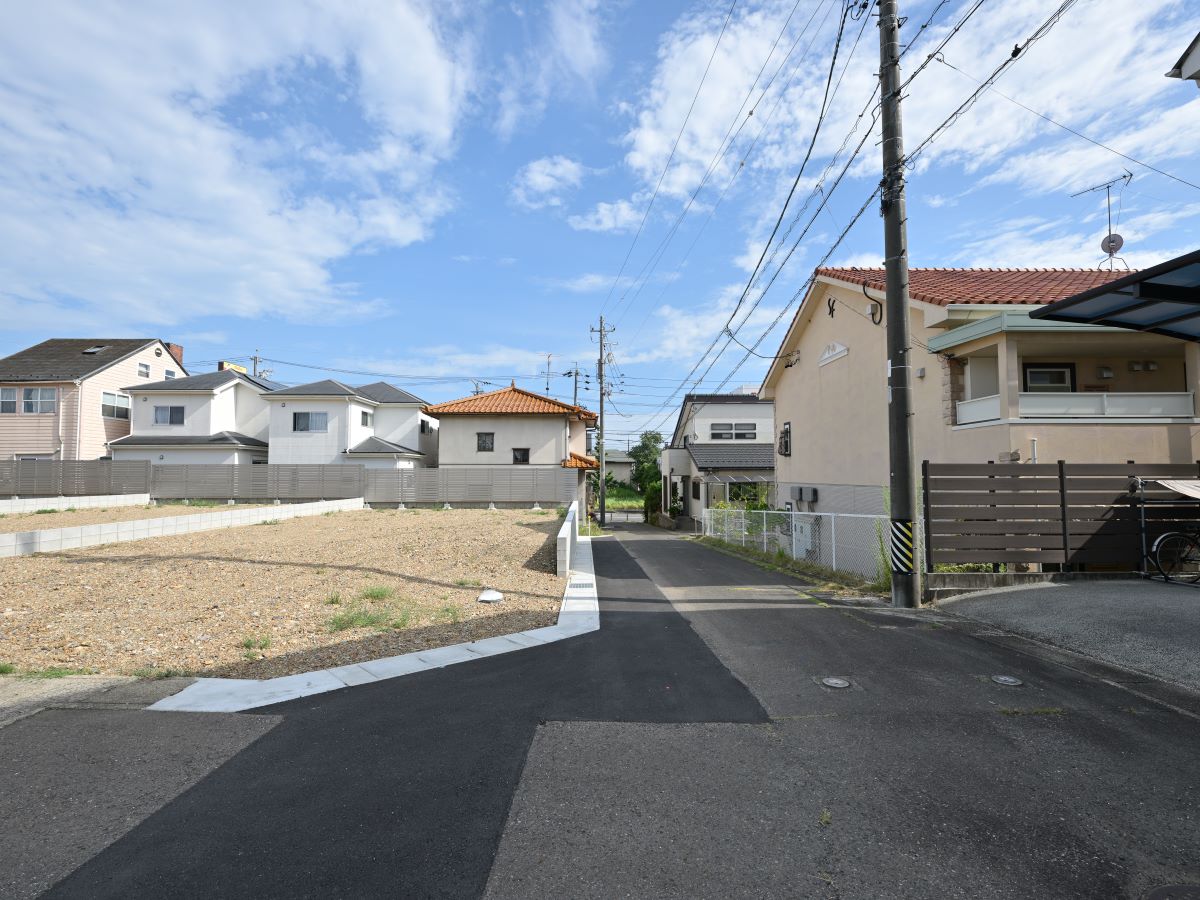 道路が整備されているので、小さいお子様のお散歩も安心♪(区画1西側道路)　