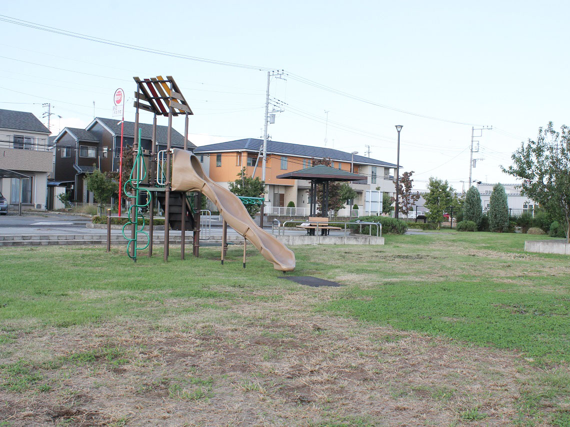 陣場ふれあい公園まで約350m～700m（徒歩5分～9分）　公園から地下を走るつくばエクスプレスを眺められます。屋根付きのベンチや水飲み場があります。