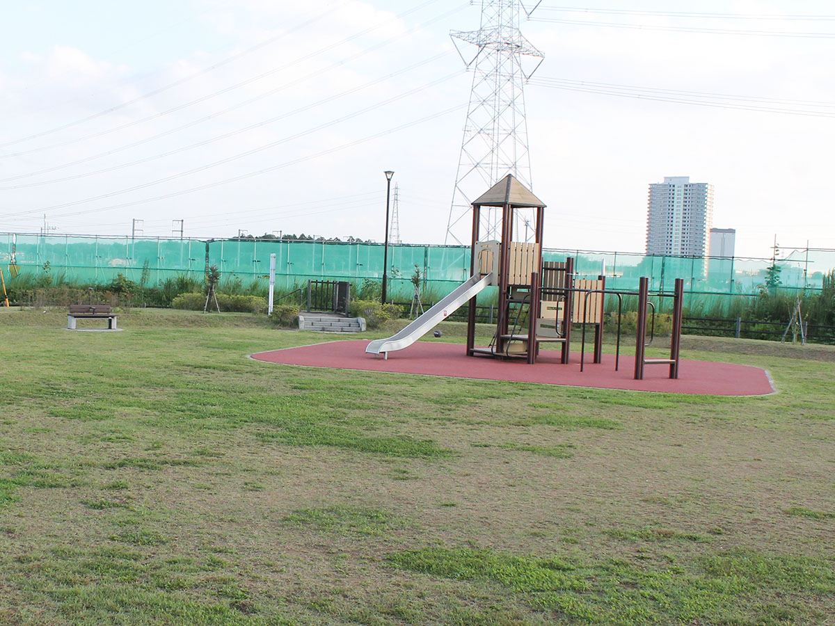 風の丘公園まで約550m（徒歩7分／車で約1分）　静かな住宅地に整備された公園です。複合遊具が設置されており、多様に遊べます。