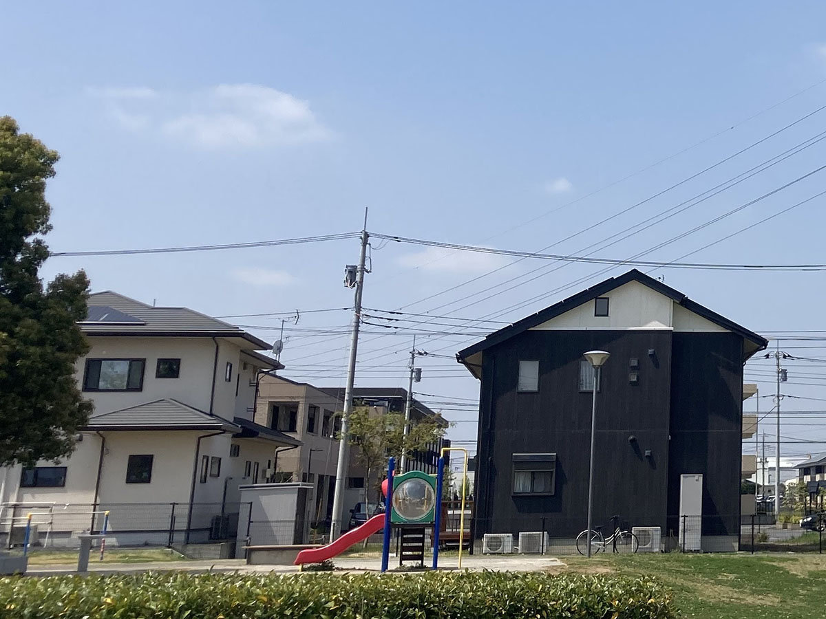 集いの森公園まで約1.5km（車で約3分）　住宅が立ち並ぶ地域にあるスタイリッシュなデザインの公園です。