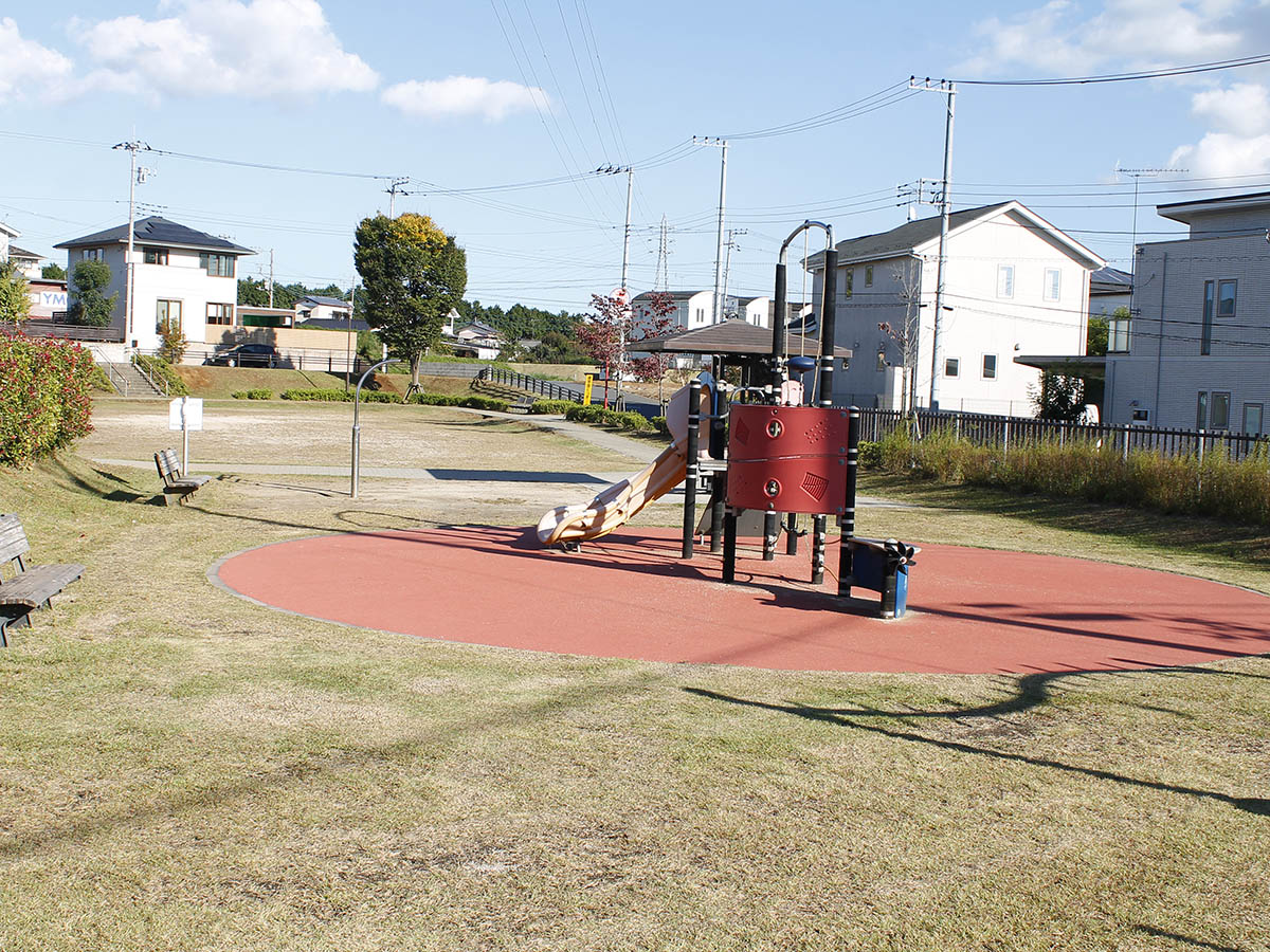 すこやか公園まで約1.6km（車で約3分）　落ち着いた場所にあり、大きなグラウンドで思い切り体を動かせます。